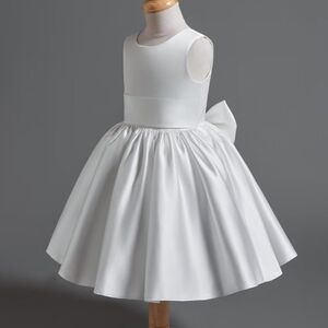 Elegant White Sleeveless Dress with Bow